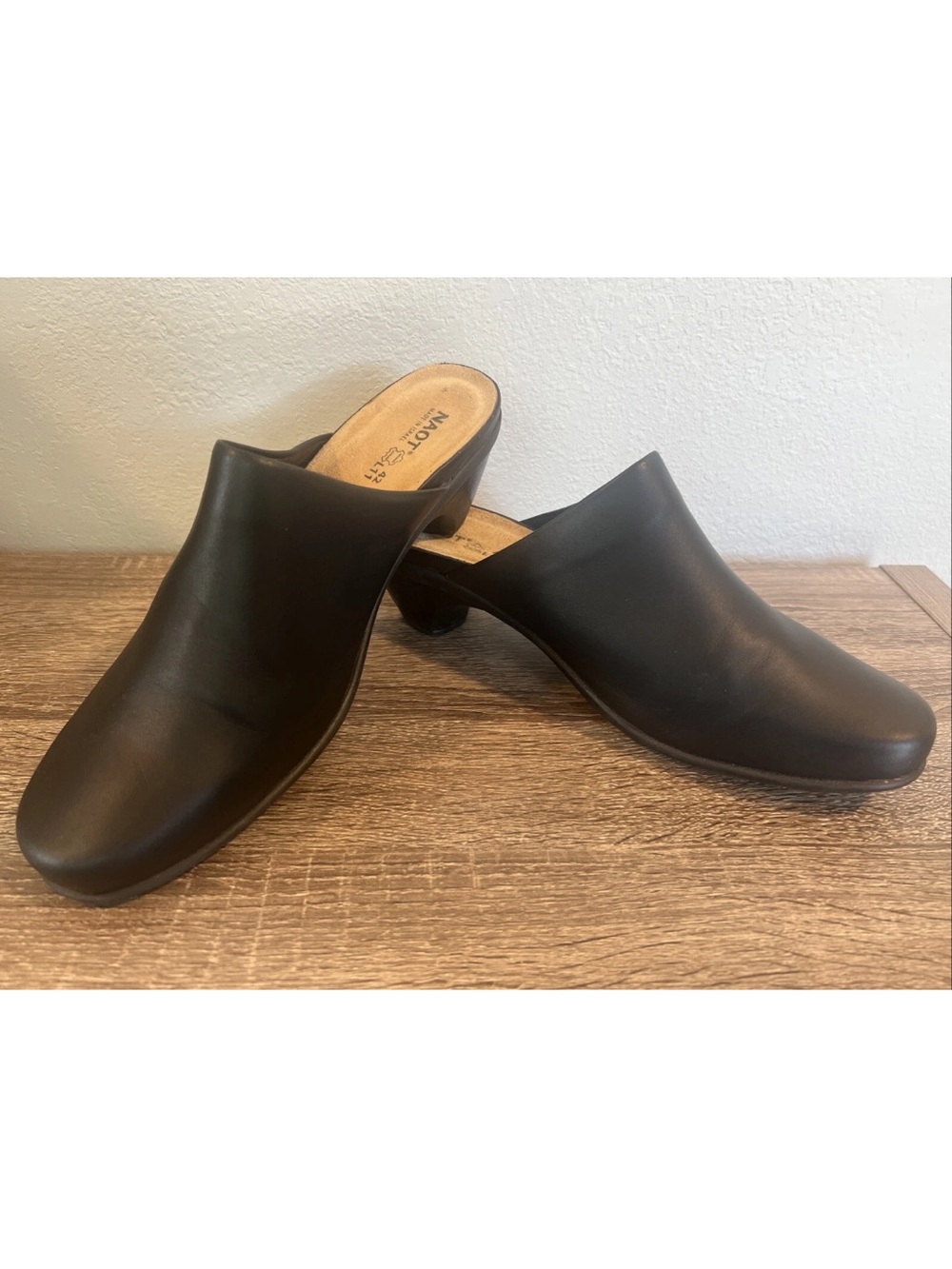 Women's Naot Pioneer Clog Black Raven Leather Sz 42 EUC